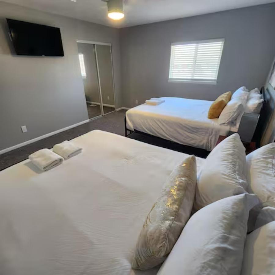 Ferienhaus New! Convenient Location! Sleeps 8 *