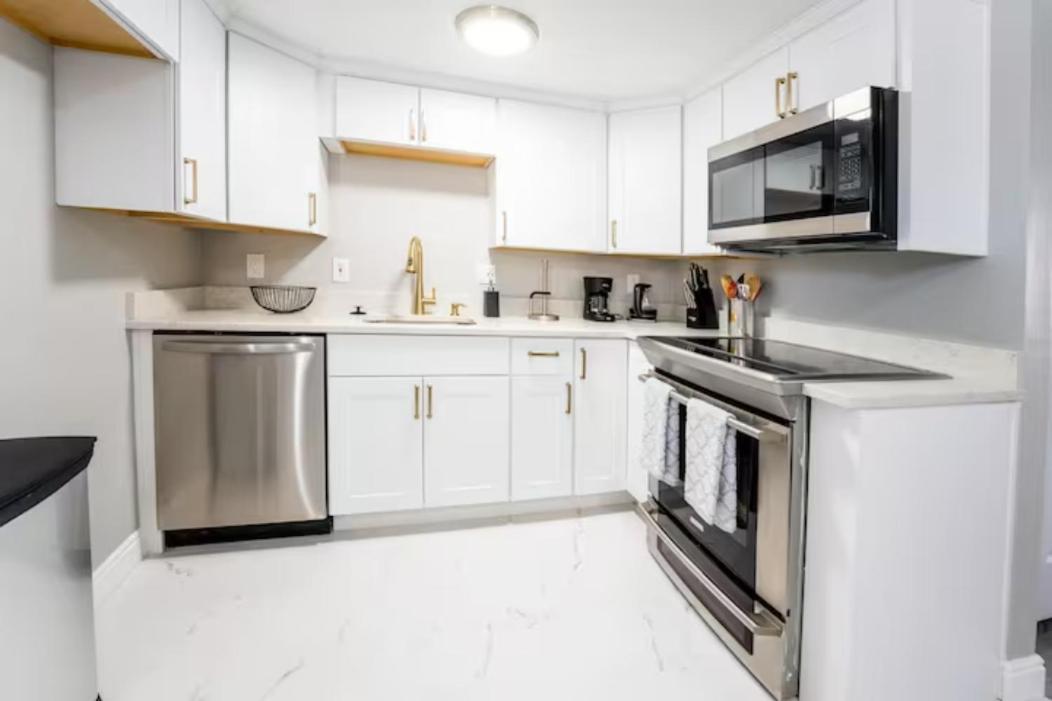 New! Convenient Location! Sleeps 8 *