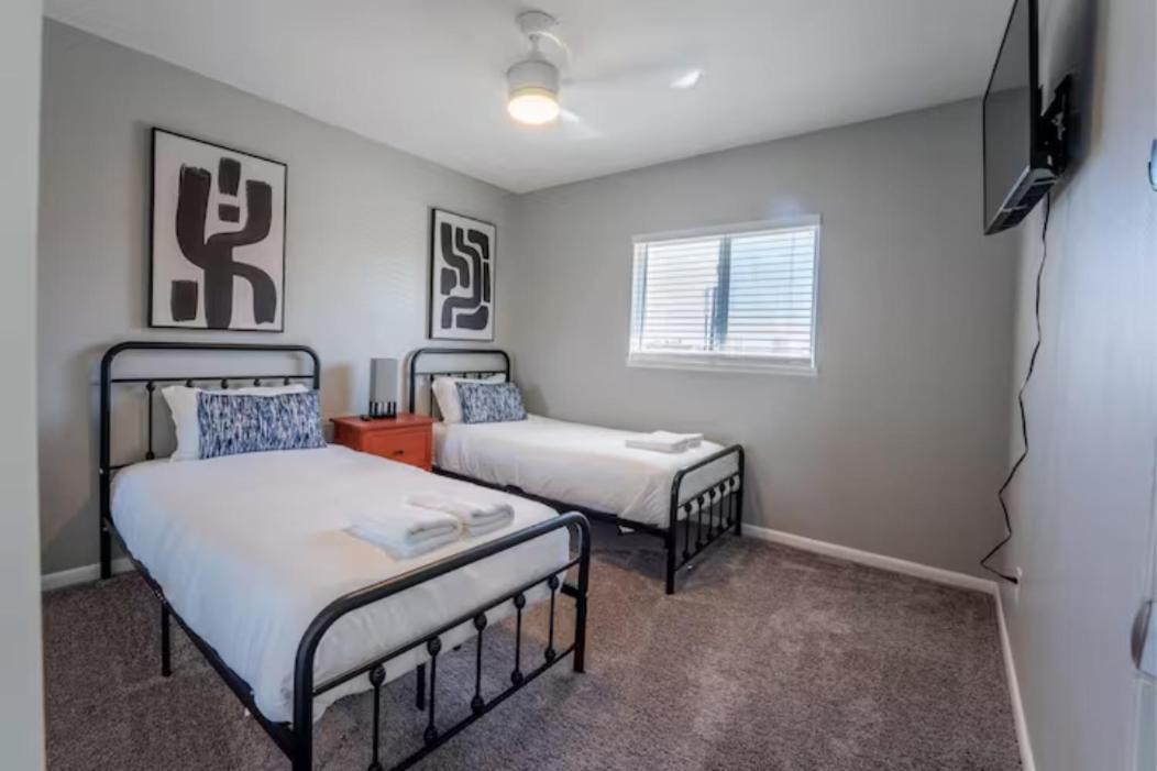 Ferienhaus New! Convenient Location! Sleeps 8 *
