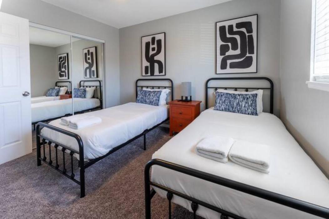 New! Convenient Location! Sleeps 8 * DEN