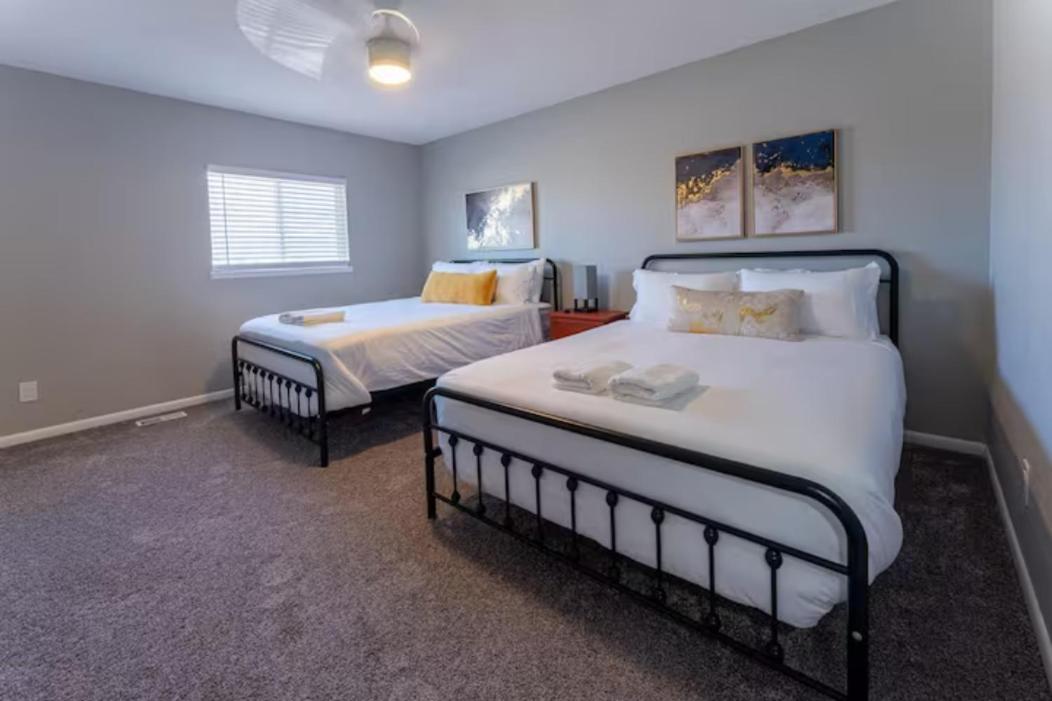 New! Convenient Location! Sleeps 8 Ferienhaus *